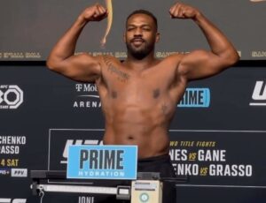 Jones faz suspense na balança, mas confirma estreia nos pesados do UFC