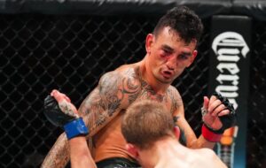 Ex-campeão, Max Holloway bate marca histórica após vitória no UFC