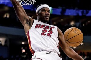 NBA Playoffs: Heat vence Bucks, mas perde Jimmy Butler por queda feia