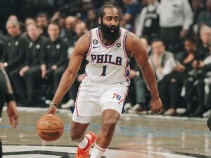Em jogo maluco e quente, Harden é expulso, e Nets tiram Embiid do sério