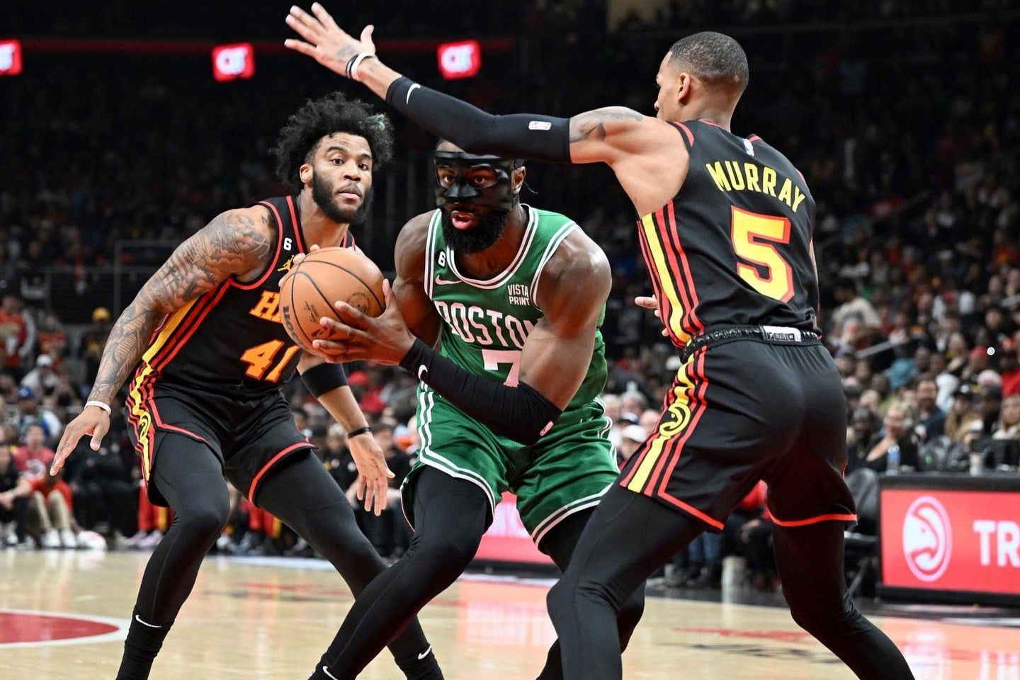 Playoffs NBA: Celtics eliminam Hawks e farão ‘final antecipada’ na semi
