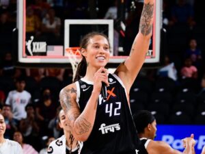 WNBA: Brittney Griner se emociona em primeira entrevista após deixar prisão na Rússia