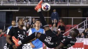 MLS: centroavante faz gol de bicicleta à la Pelé e fãs enlouquecem