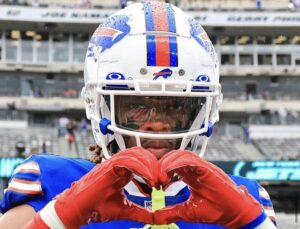 NFL: jogador que sofreu parada cardíaca recebe atualização sobre quadro de saúde