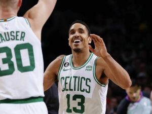 Celtics: Brogdon recebe novo prêmio da NBA depois de vencer Embiid em 2017