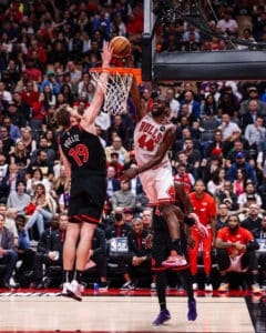 NBA play-in: Bulls eliminam Raptors com ajuda de filha de DeRozan