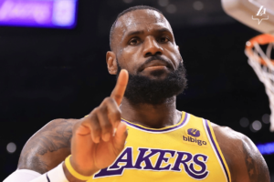 LeBron e Davis ‘abalam’ Dillon Brooks com tocos seguidos, e torcida vibra