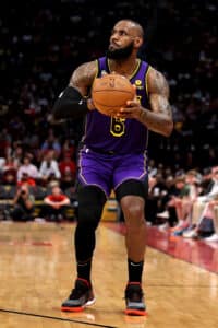 NBA: Lakers vencem com triplo-duplo de LeBron e encostam nos playoffs
