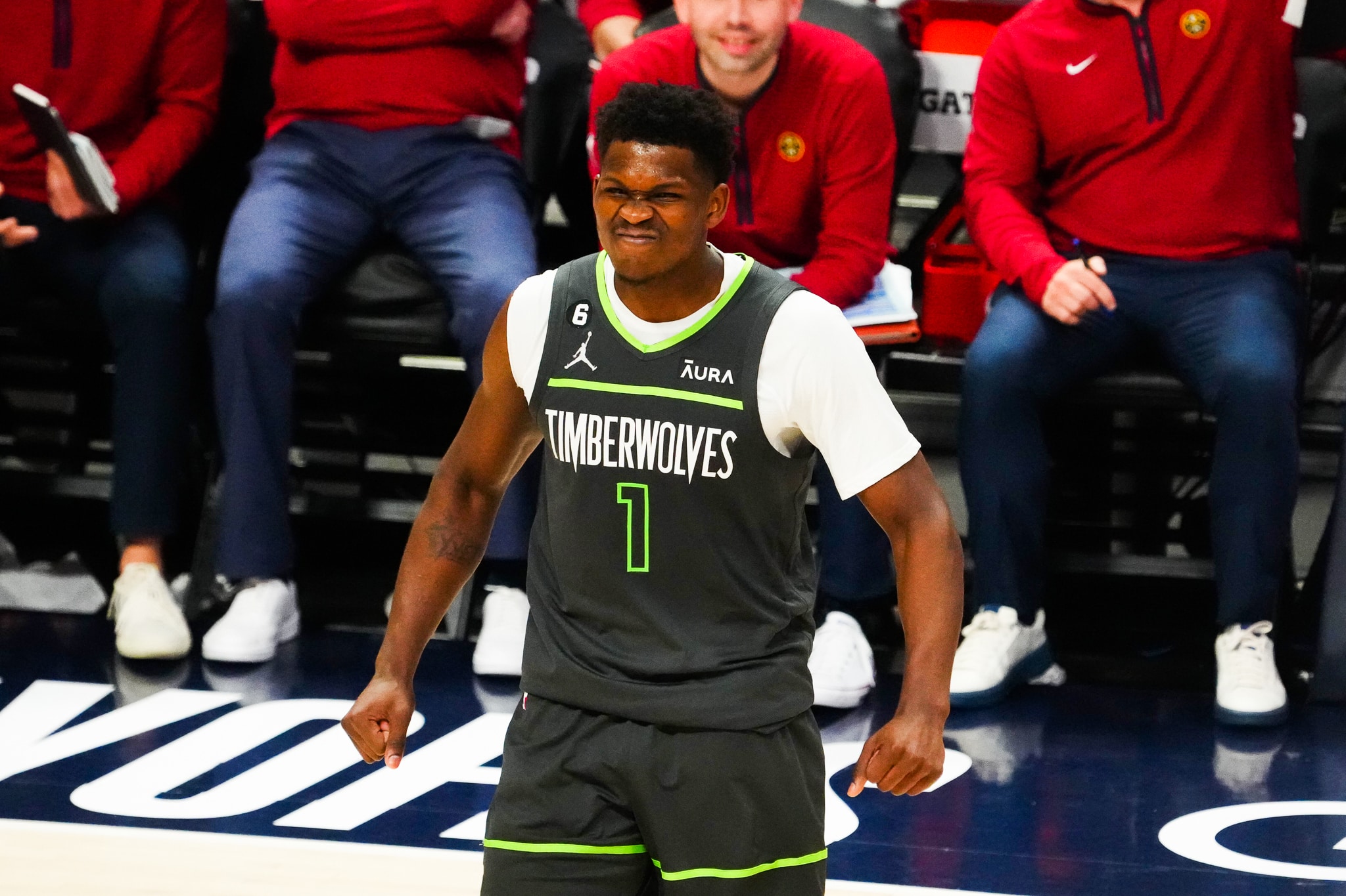 NBA: Edwards é acusado de agredir mulheres com cadeira; advogado responde