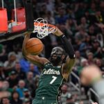 NBA Playoffs: Brown dá show mesmo com ferimento na mão, e Celtics atropelam Hawks
