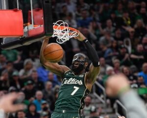 NBA Playoffs: Brown dá show mesmo com ferimento na mão, e Celtics atropelam Hawks