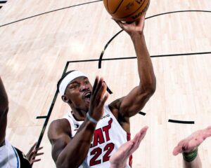 NBA Playoffs: Giannis sai lesionado, e Bucks são presa fácil para o Miami Heat