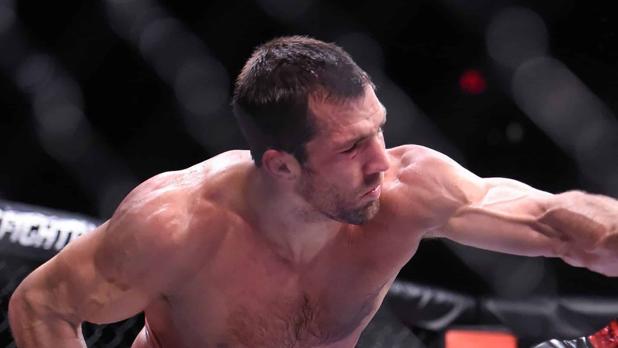 Boxe sem luvas: ex-campeão do UFC apimenta clima para luta com nova atitude bizarra