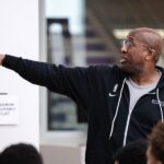 Técnico derruba grandes nomes e leva prêmio da NBA