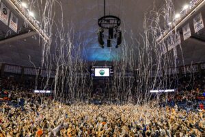 Festa universitária termina com 15 presos após título de UConn no basquete