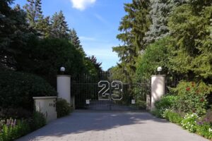 Portão da mansão de Michael Jordan em Illinois. Foto: Reprodução/YouTube