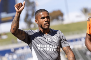 MLS: Douglas Costa é vaiado pela própria torcida em seu retorno
