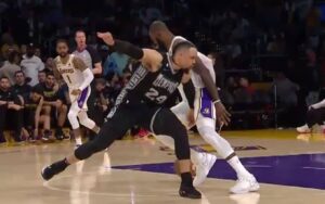 NBA revisa falta de Brooks em LeBron e toma decisão sobre Jogo 4