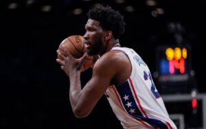 NBA: Joel Embiid é eleito MVP da temporada pela primeira vez