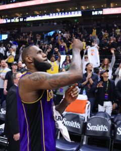 NBA: Lakers vencem Suns e ainda podem ir direto aos playoffs