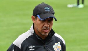 Carille, ex-treinador do Corinthians, vira jogador de baseball por um dia