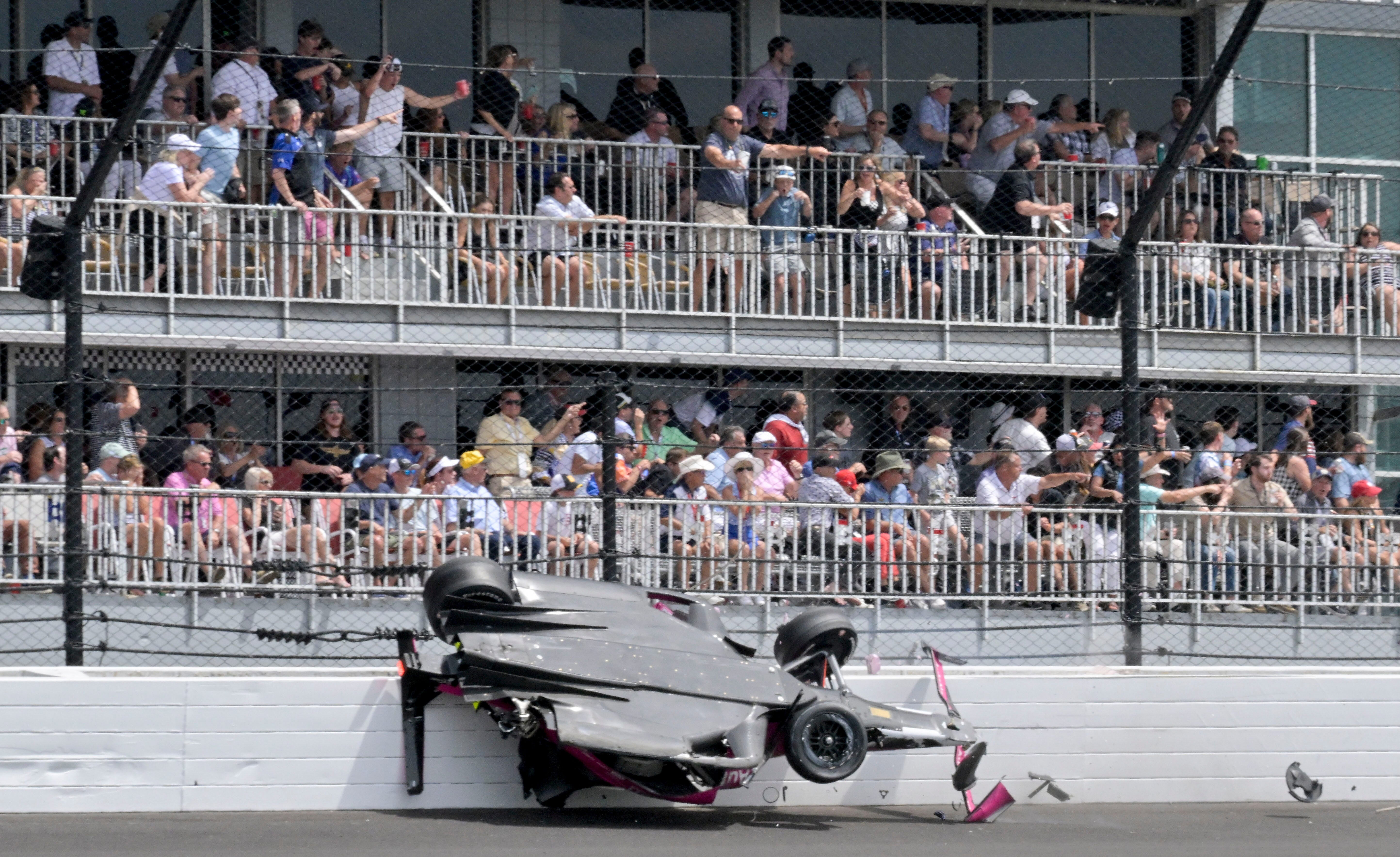 Indy 500: pneu voa em direção à arquibancada, e Newgarden vence