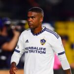MLS: LA Galaxy, time de Douglas Costa, afunda em crise e demite presidente