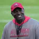 NFL: líder dos Buccaneers cumpre promessa e, aos 59 anos, ganha diploma universitário