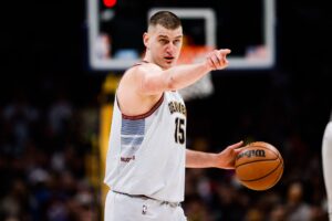 NBA: Jokic tem triplo-duplo em vitória dominante dos Nuggets sobre Suns