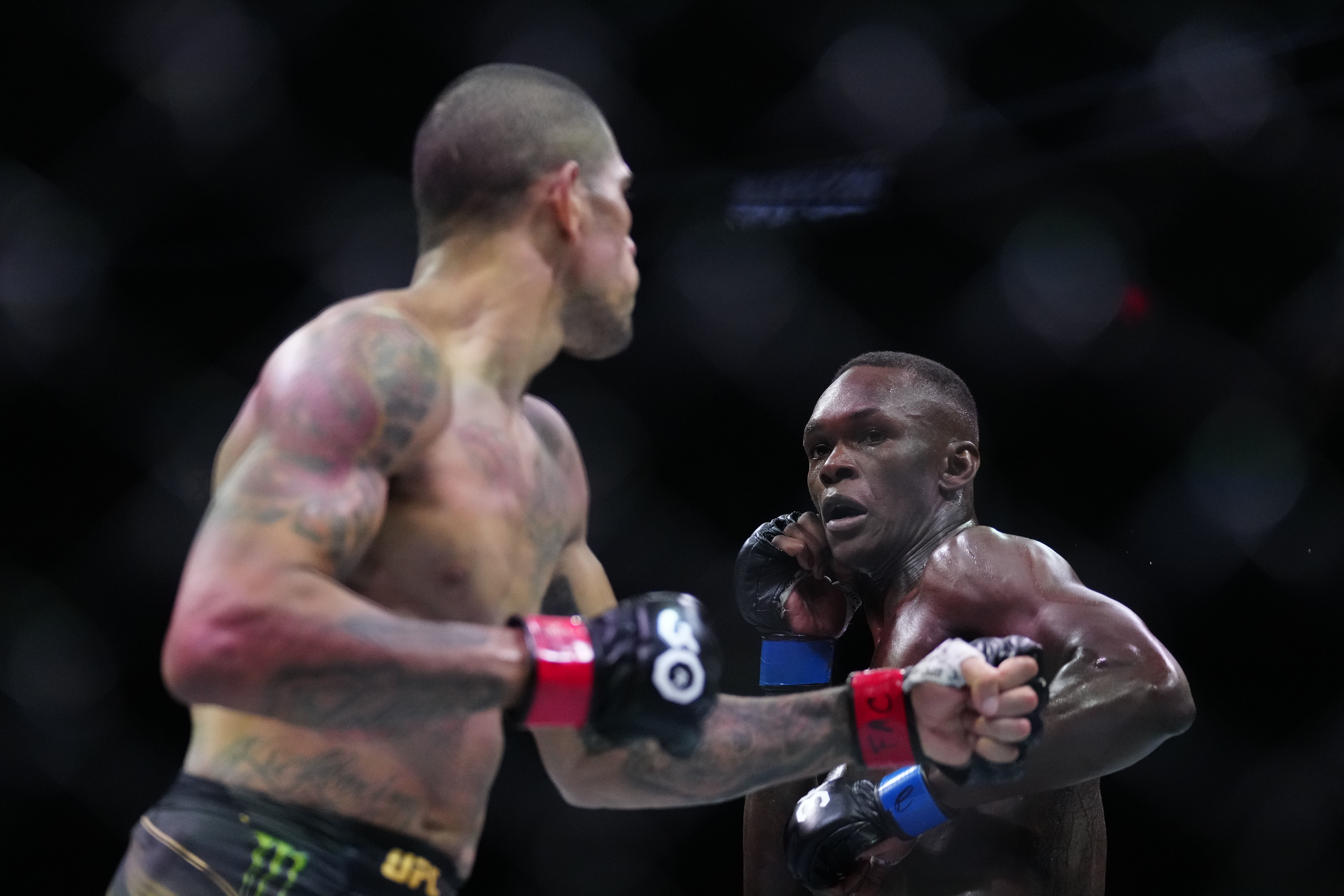 UFC: Poatan e Adesanya se encontram em aeroporto e empolgam fãs