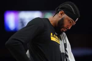 NBA: Anthony Davis precisou de cadeira de rodas após pancada na cara