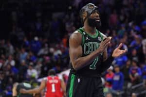 NBA: Jaylen Brown reage a pisão de Embiid na cabeça de Williams