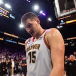 NBA decide punição de Jokic por confusão com dono dos Suns