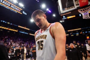 NBA decide punição de Jokic por confusão com dono dos Suns