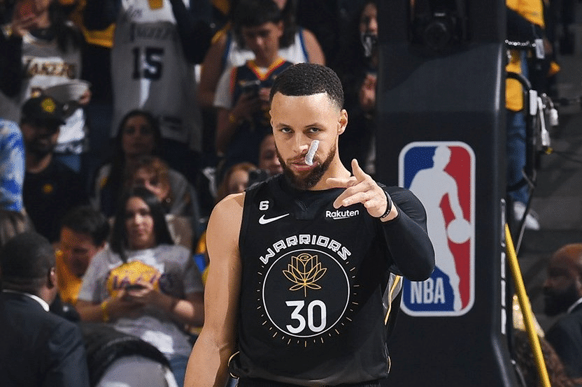 Stephen Curry, Warriors x Lakers - NBA Playoffs. Foto: reprodução/Twitter/@warriors