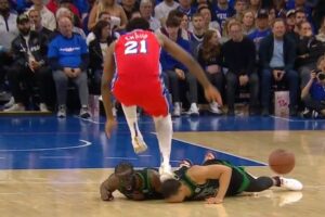 NBA Playoffs: Embiid pisa na cabeça de Williams em acidente assustador
