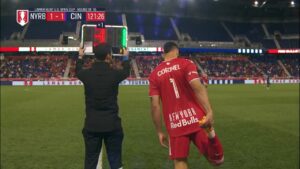 Goleiro brasileiro vira jogador de linha com camisa de torcedor nos EUA