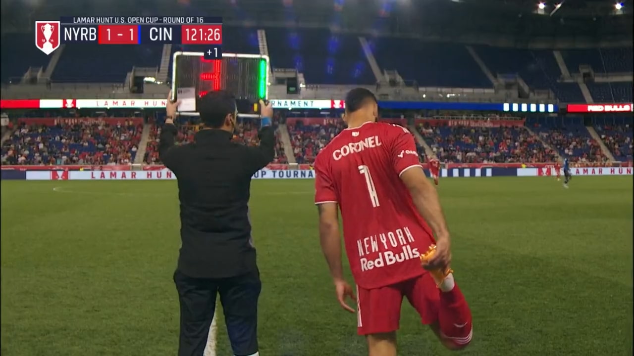 Goleiro brasileiro vira jogador de linha com camisa de torcedor nos EUA