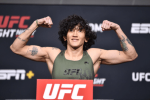 UFC: brasileira embala e pede luta pelo cinturão dos palhas
