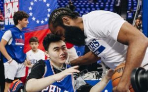 NBA: Harden emociona ao presentear fã que foi vítima de tiroteio