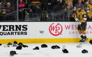 NHL: com chuva de bonés, Golden Knights faz história na Stanley Cup