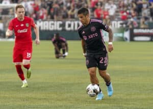 Novo time de Messi vai à semifinal com gol de argentino e prepara festa
