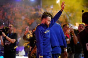 NBA: Curry rompe o silêncio sobre recorde de Ionescu e faz promessa ousada