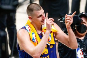 NBA: Jokic estreia nas finais com recorde além da vitória