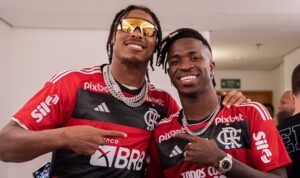 Astro da NFL se encanta pelo futebol brasileiro em jogo do Flamengo