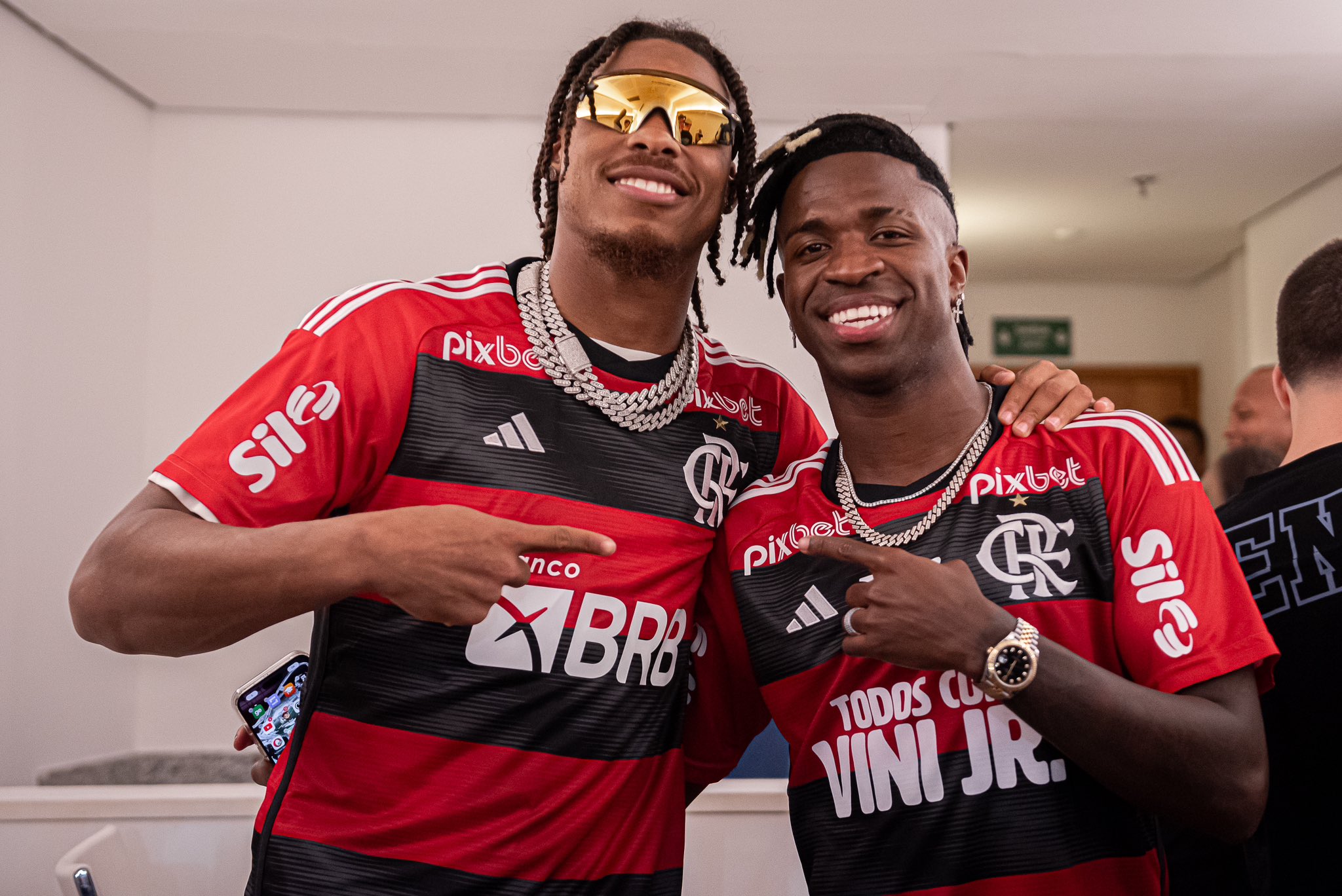 Astro da NFL se encanta pelo futebol brasileiro em jogo do Flamengo
