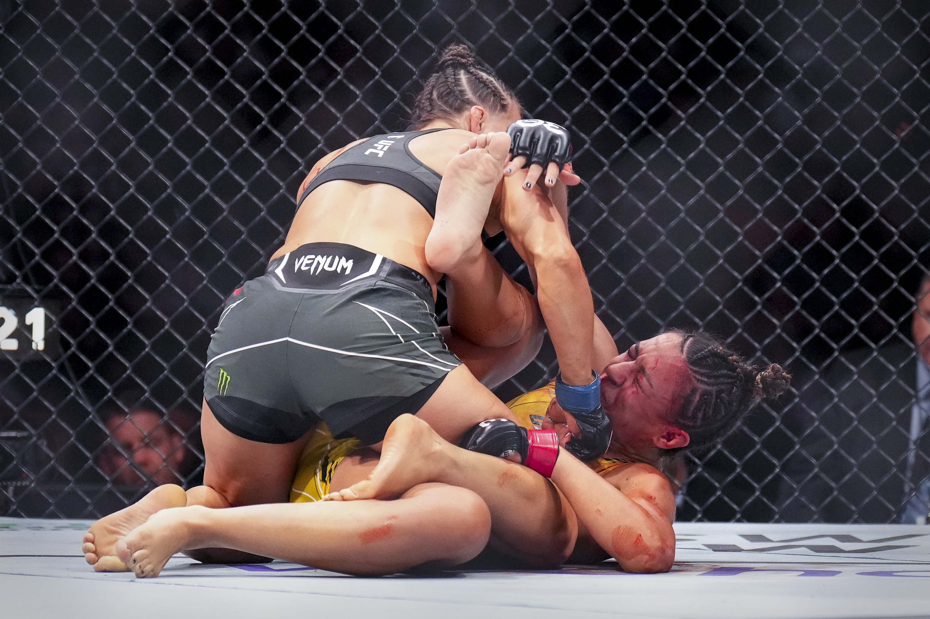 UFC: Amanda Ribas perde duelo sangrento em decisão polêmica do árbitro
