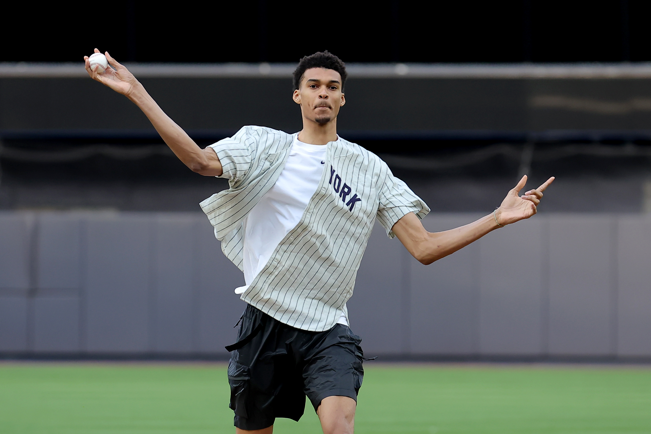 Victor Wembanyama: gigante do NBA Draft faz tudo parecer minúsculo