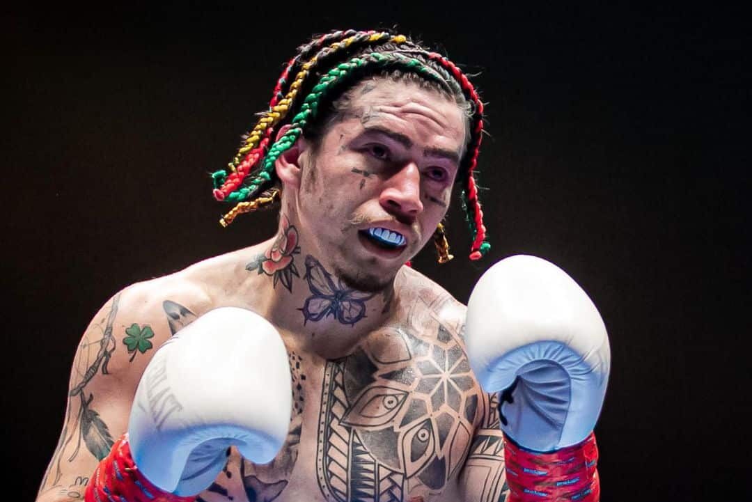 Whindersson Nunes vira piada por derrota no boxe e ri da própria desgraça