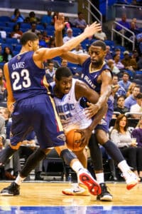 Andrew Nicholson é marcado de perto por Anthony Davis em jogo na NBA. Foto: Icon Sport